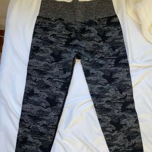 Black camo gym shark leggings